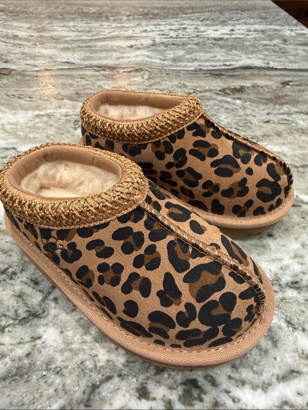 UGG Kids Leopard Print Slip-On Slippers - Tan/Black